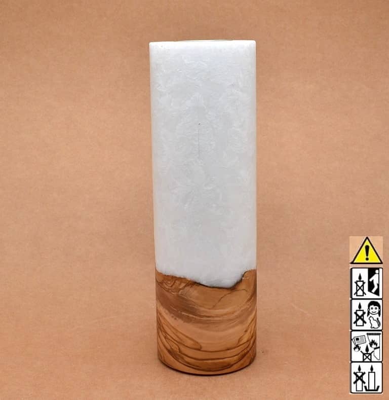 Stumpenkerze mit Holzelement aus Stearinwachs Stumpenkerze mit Holzelement aus Stearinwachs. Jetzt in unserem Kerzen Onlineshop kaufen.