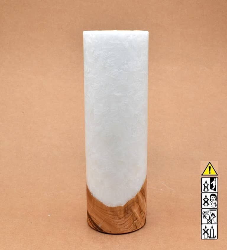Stumpenkerze mit Holzelement aus Stearinwachs.  Jetzt in unserem Kerzen Onlineshop kaufen.