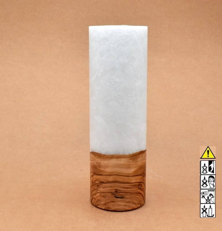 Stumpenkerze mit Holzelement aus Stearinwachs.  Jetzt in unserem Kerzen Onlineshop kaufen.