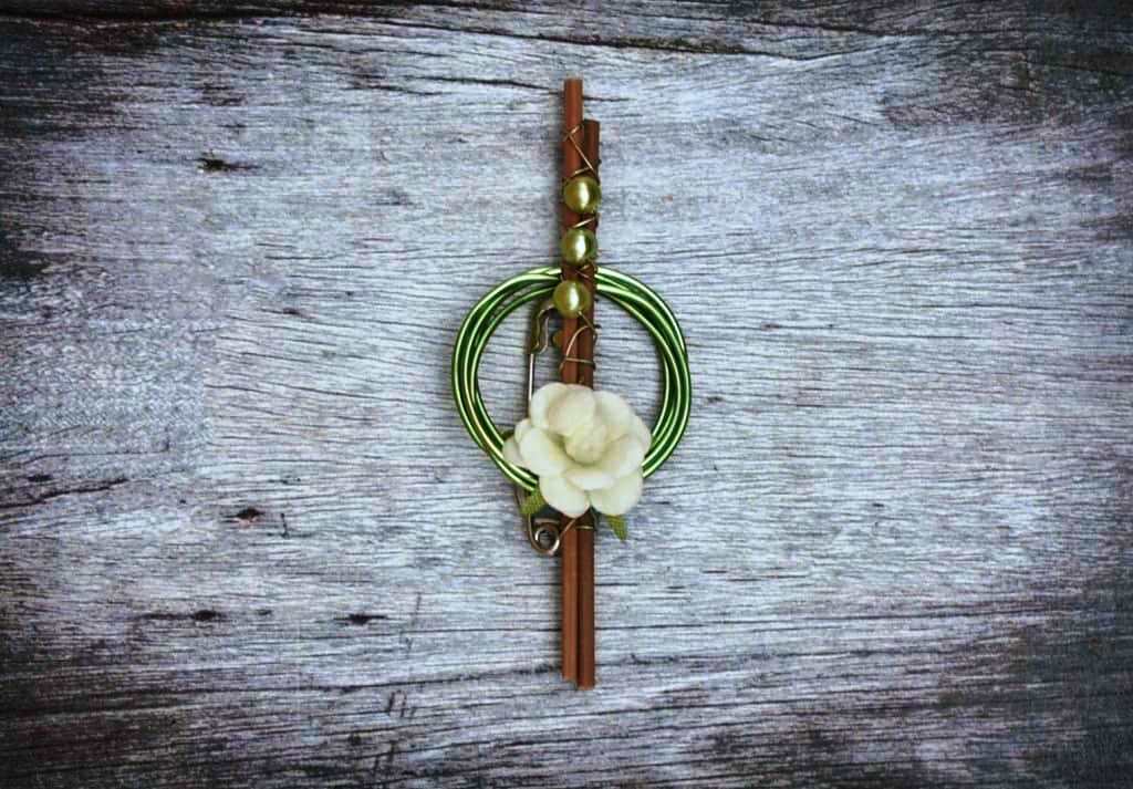 Hochzeitsanstecker - Büscherl: "Stab mit Blume, Draht und Perlen" Hochzeitsanstecker - Büscherl: "Stab mit Blume, Draht und Perlen" . Jetzt in unserem Geschenke Onlineshop kaufen.