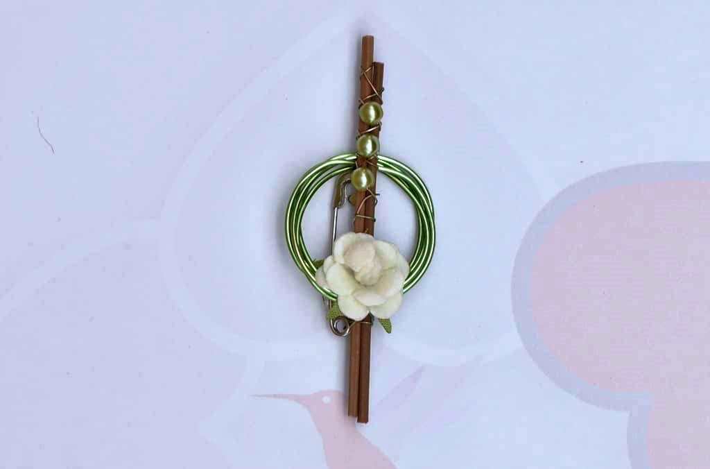 Hochzeitsanstecker - Büscherl: "Stab mit Blume, Draht und Perlen" . Jetzt in unserem Geschenke Onlineshop kaufen.