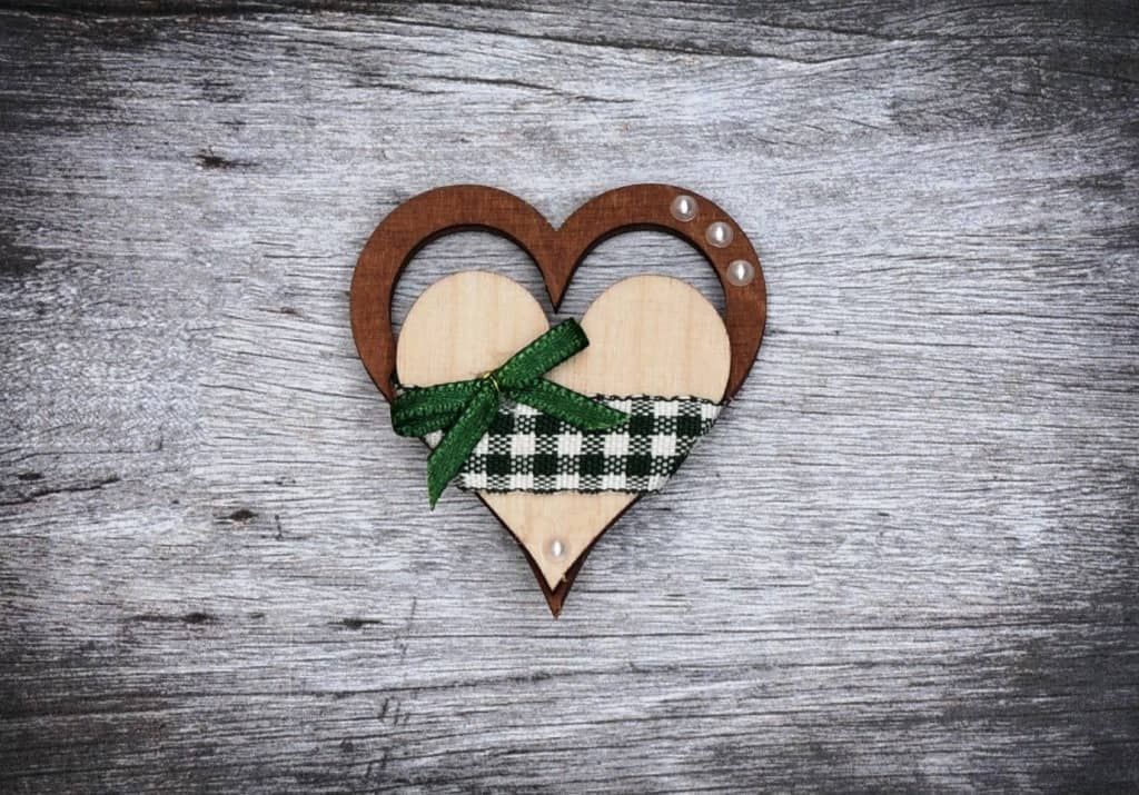 Hochzeitsanstecker - Büscherl: "Holzherzen in einander mit Perlen in grün" Hochzeitsanstecker - Büscherl: "Holzherzen in einander mit Perlen in grün". Jetzt in unserem Hochzeits Onlineshop kaufen.