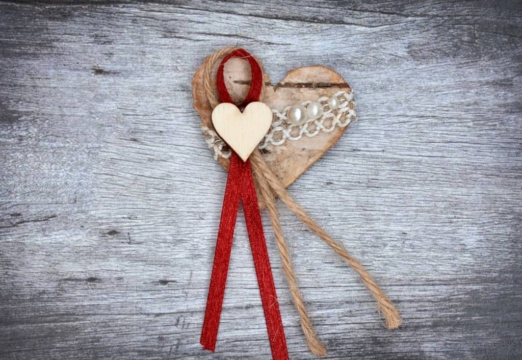 Hochzeitsanstecker - Büscherl: "Birkenherz mit Herz aus Holz und Perlen mit Spitze" Hochzeitsanstecker - Büscherl: "Birkenherz mit Herz aus Holz und Perlen mit Spitze". Jetzt in unserem Hochzeits Onlineshop kaufen.