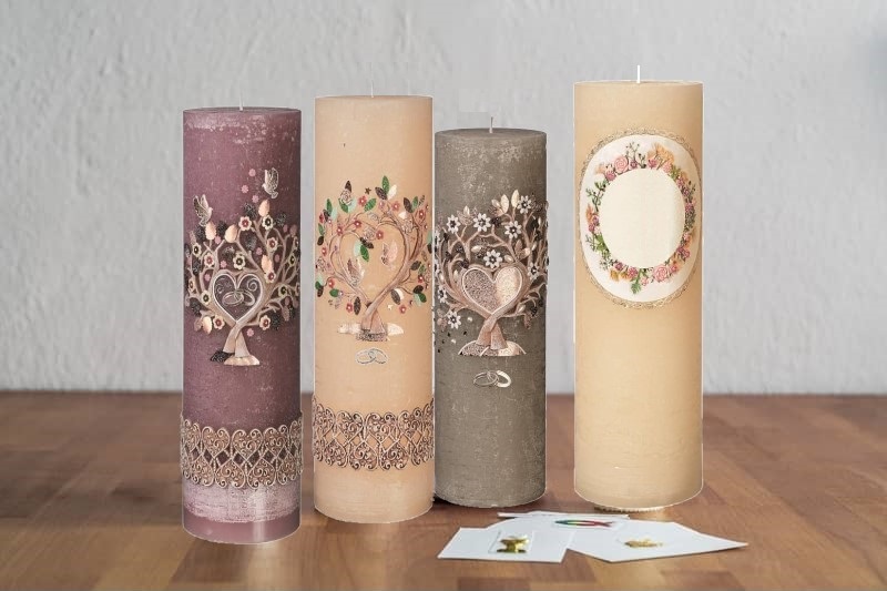 Hochzeitskerze Rustica verziert . Jetzt in unserem Kerzen Onlineshop kaufen. Hochzeitskerzen in verschiedenen Größen und Farben.