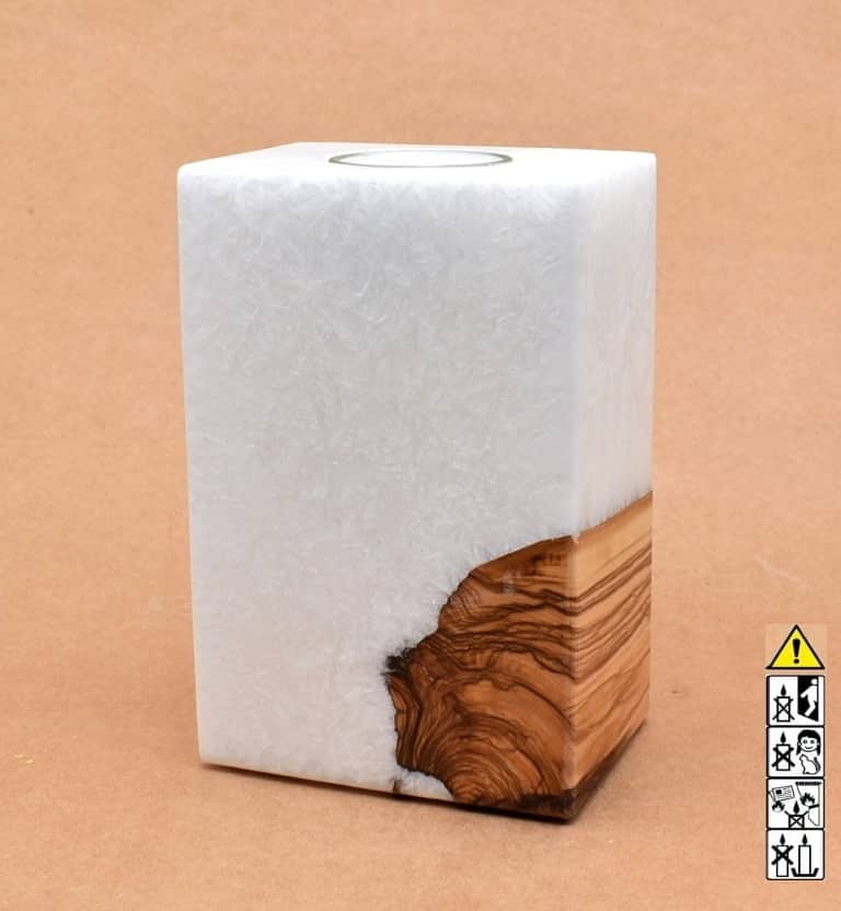 Kerze rechteckig  mit Holzelement aus Stearinwachs.  Jetzt in unserem Kerzen Onlineshop kaufen.