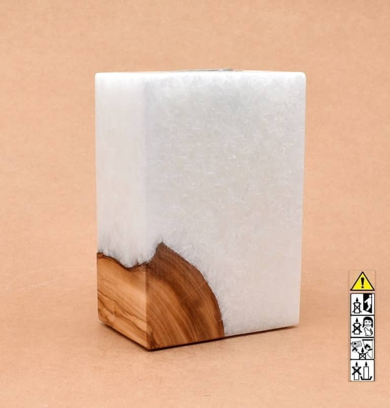 Kerze rechteckig  mit Holzelement aus Stearinwachs.  Jetzt in unserem Kerzen Onlineshop kaufen.