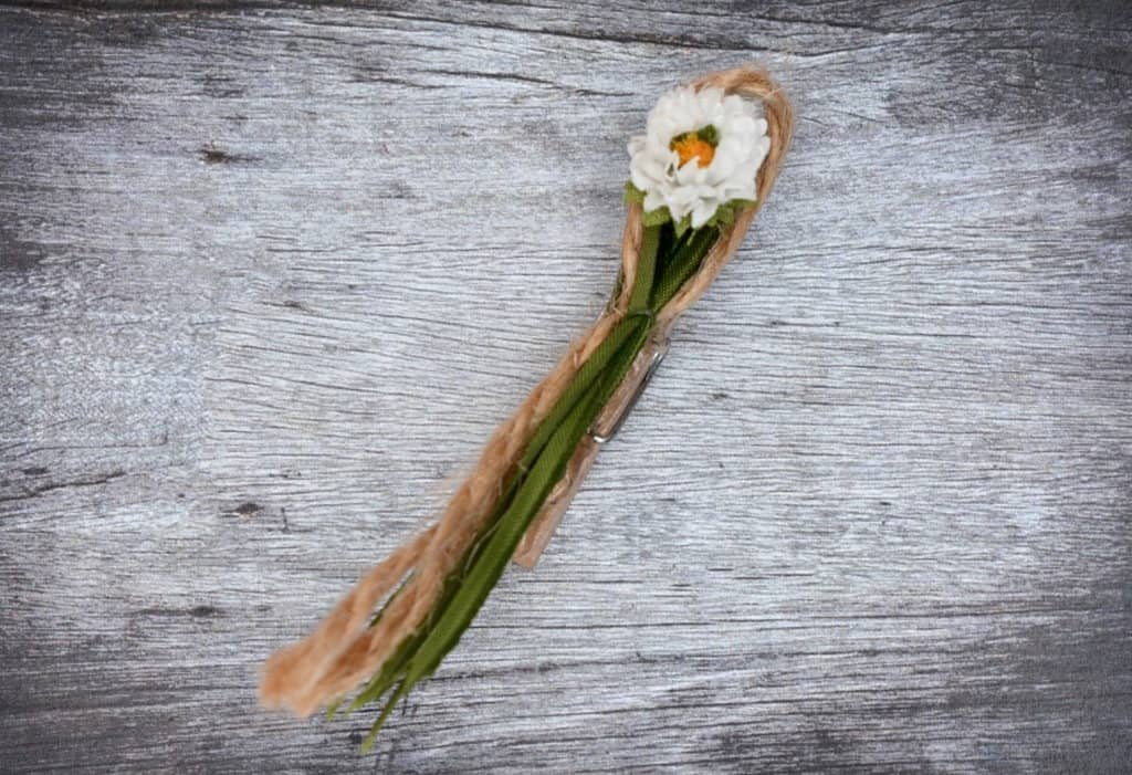 Hochzeitsanstecker - Büscherl: "Gänseblümchen mit Band in Grün" Hochzeitsanstecker - Büscherl: "Gänseblümchen mit Band in Grün". Jetzt in unserem Hochzeits Onlineshop kaufen.