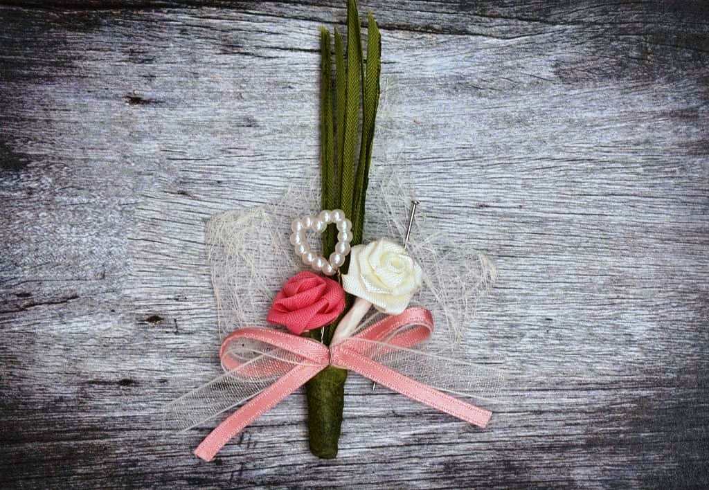 Hochzeitsanstecker - Büscherl: "Gras mit Rosen Rose/weiß und Perlenherz" Hochzeitsanstecker - Büscherl: "Gras mit Rosen Rose/weiß und Perlenherz" . Jetzt in unserem Geschenke Onlineshop kaufen.