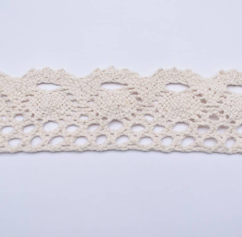 38mm Häkelspitze aus Baumwolle. Farbe: creme 38mm Häkelspitze aus Baumwolle. Farbe: creme