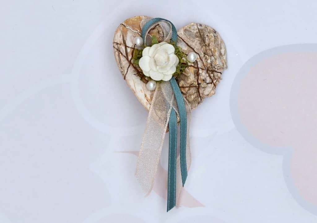 Hochzeitsanstecker - Büscherl: "Birkenherz mit Rose und Perle in Weiß Türkis".  Jetzt in unserem Hochzeits Onlineshop kaufen.