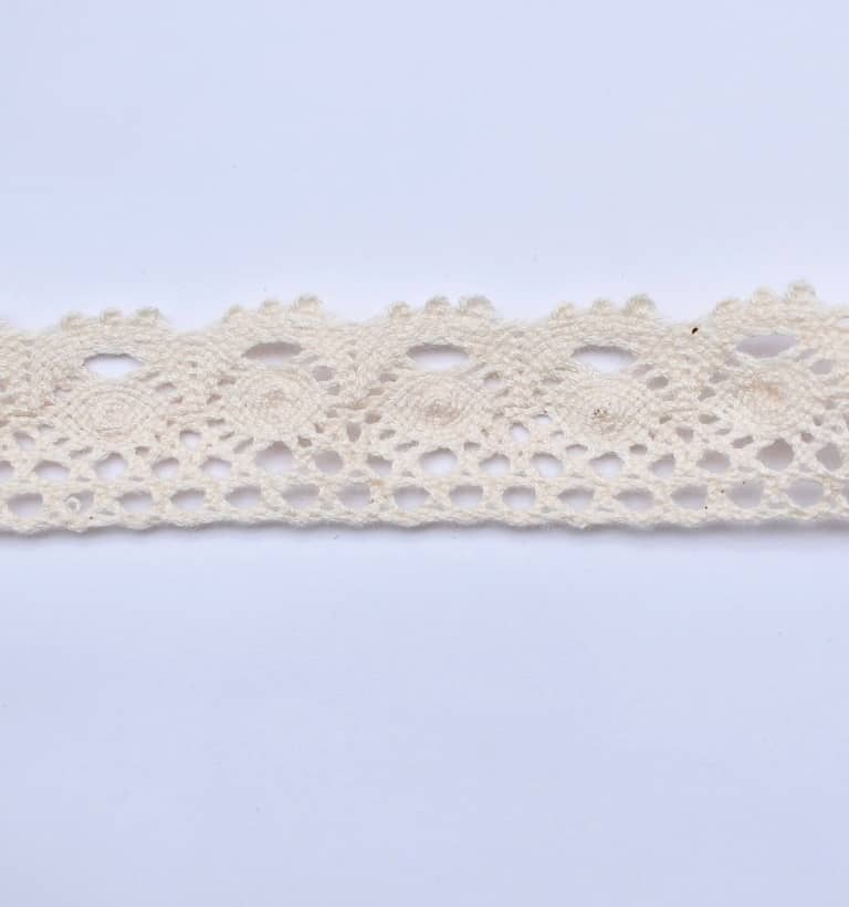 28mm Häkelspitze aus Baumwolle. Farbe: creme 28mm Häkelspitze aus Baumwolle. Farbe: creme