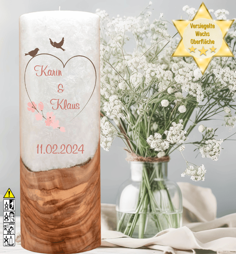 Hochzeitskerze mit Holzelement. Motiv: Vogelpaar Hochzeitskerze mit Holzelement. Motiv: Vogelpaar günstig in unserem Onlineshop kaufen. Personalisierte Hochzeitskerze online kaufen