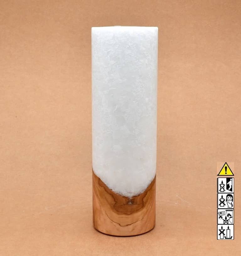 Stumpenkerze mit Holzelement aus Stearinwachs.  Jetzt in unserem Kerzen Onlineshop kaufen.