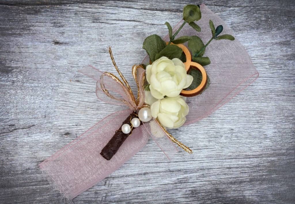 Hochzeitsanstecker - Büscherl: "Eheringe aus Holz mit Barockrosen und Eucalyptus" Hochzeitsanstecker - Büscherl: "Eheringe aus Holz mit Barockrosen und Eucalyptus". Jetzt in unserem Hochzeits Onlineshop kaufen.