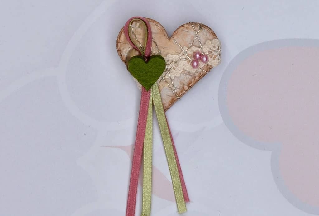 Hochzeitsanstecker - Büscherl: "Birkenherz mit Moosherz und Perlen in Rose Grün gehalten".  Jetzt in unserem Hochzeits Onlineshop kaufen.