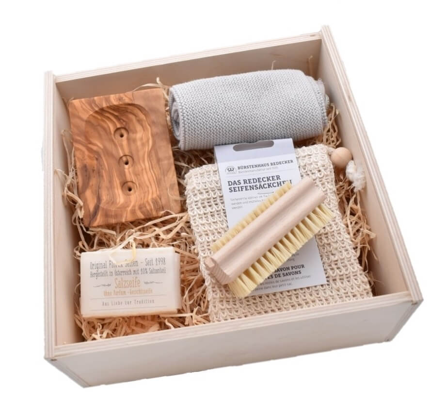 Wellness "Genuss für Zuhause" mit Olivenholz ist eine tolle nachhaltige Geschenkidee.