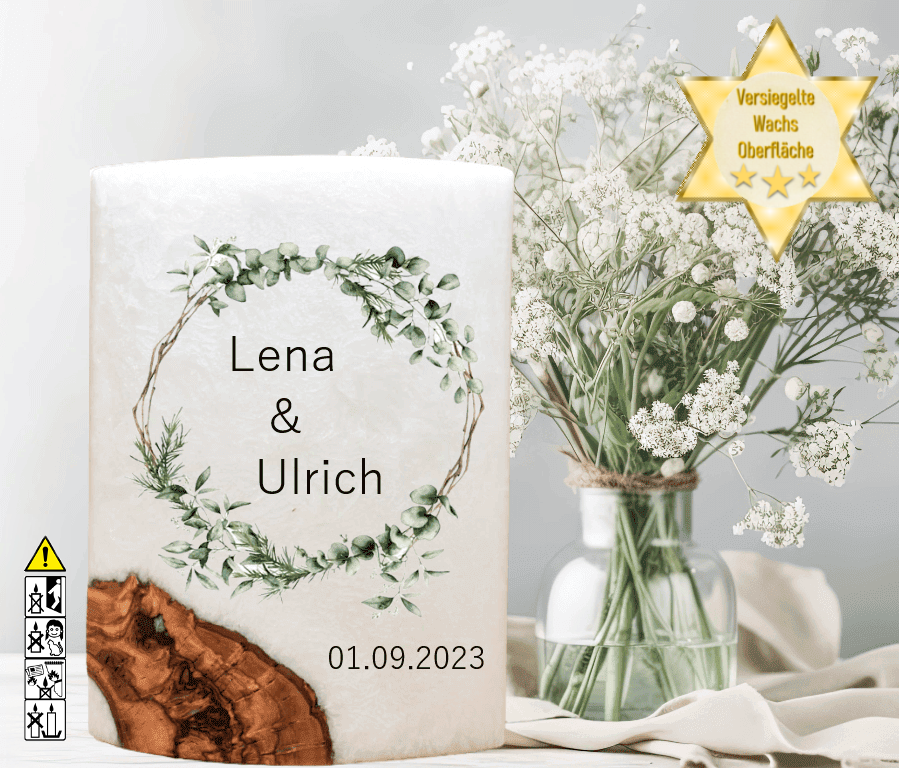 Hochzeitskerze mit Holzelement. Motiv: Eukalyptus Kranz Hochzeitskerze mit Holzelement. Motiv: Eukalyptus Kranz gold günstig in unserem Onlineshop kaufen. Personalisierte Hochzeitskerze online kaufen