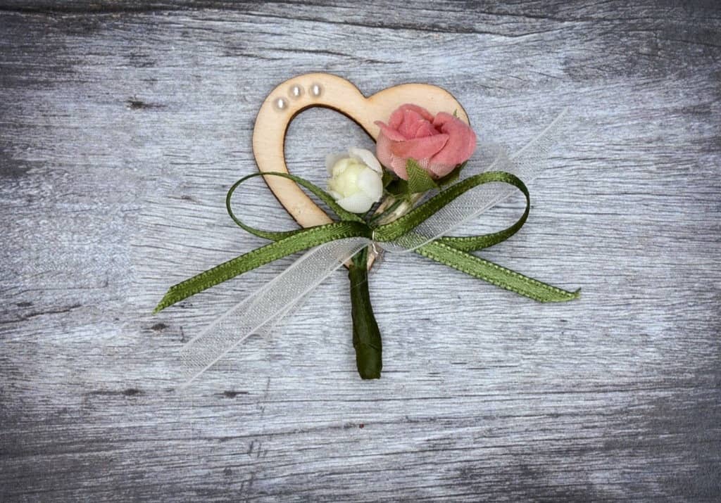 Hochzeitsanstecker - Büscherl: "Holzherz mit Perlen und Rosenblüten in Rose Weiß" Hochzeitsanstecker - Büscherl: "Holzherz mit Perlen und Rosenblüten in Rose Weiß". Jetzt in unserem Hochzeits Onlineshop kaufen.