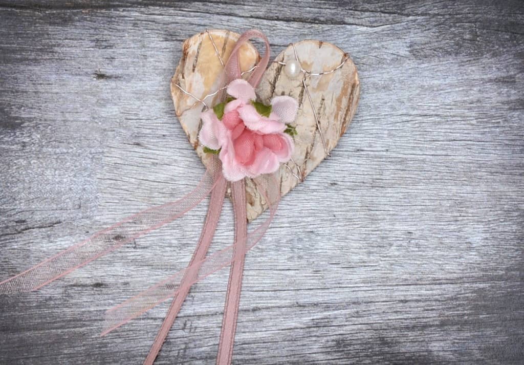 Hochzeitsanstecker - Büscherl: "Birkenherz mit Rose und Perle in Rosa" Hochzeitsanstecker - Büscherl: "Birkenherz mit Rose und Perle in Rosa". Jetzt in unserem Hochzeits Onlineshop kaufen.