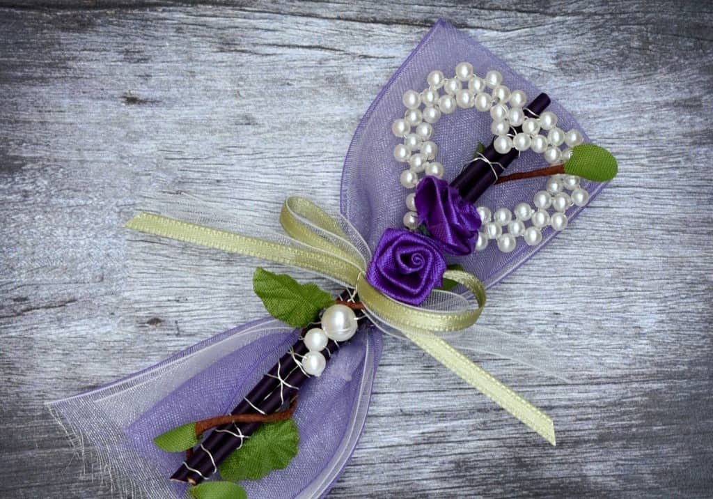 Hochzeitsanstecker - Büscherl: "Stäbe mit Perlenherz und Rosen in Lila gehalten" Hochzeitsanstecker - Büscherl: "Stäbe mit Perlenherz und Rosen in Lila gehalten". Jetzt in unserem Hochzeits Onlineshop kaufen.