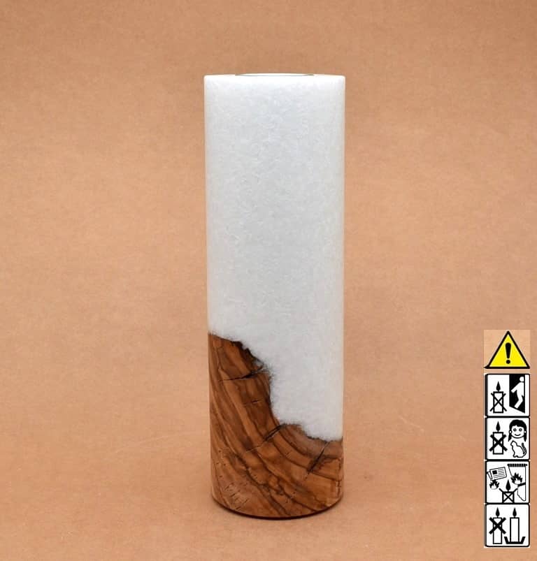 Stumpenkerze mit Holzelement aus Stearinwachs Stumpenkerze mit Holzelement aus Stearinwachs. Jetzt in unserem Kerzen Onlineshop kaufen.