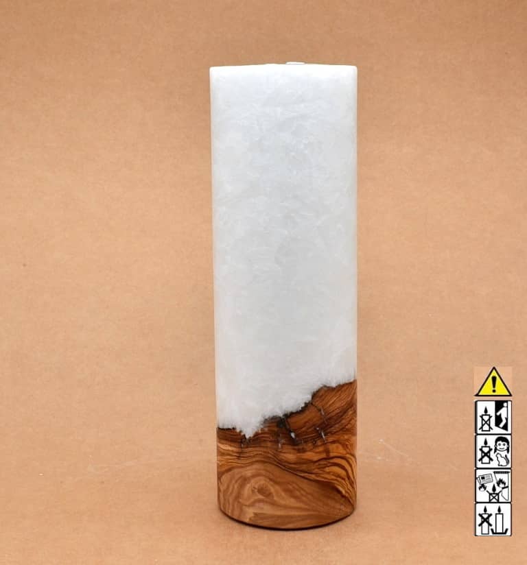 Stumpenkerze mit Holzelement aus Stearinwachs.  Jetzt in unserem Kerzen Onlineshop kaufen.