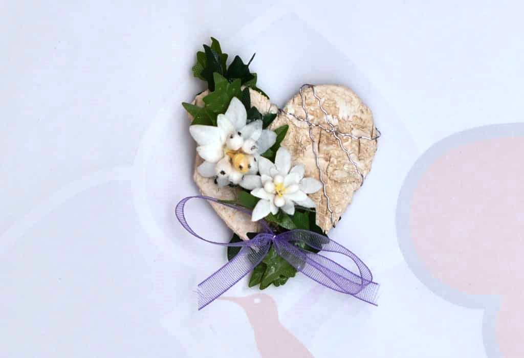 Hochzeitsanstecker - Büscherl: "Birkenherz und Edelweiß mit Efeuranken". Jetzt in unserem Geschenke Onlineshop kaufen.