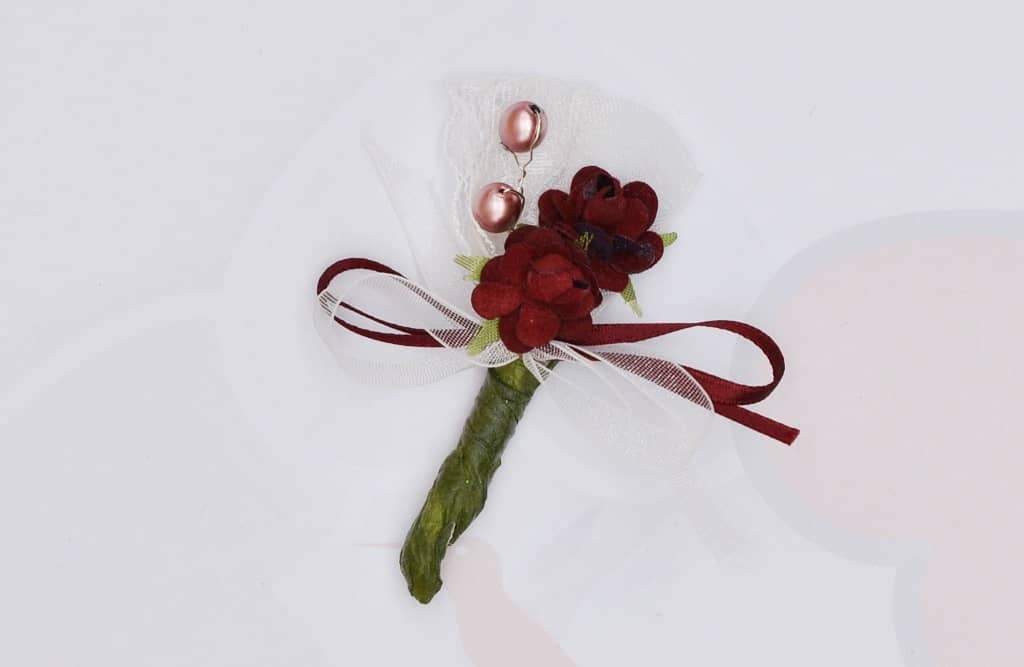 Hochzeitsanstecker - Büscherl: "Rote Rosen mit Perlen und Spitze in Weiß".  Jetzt in unserem Hochzeits Onlineshop kaufen.
