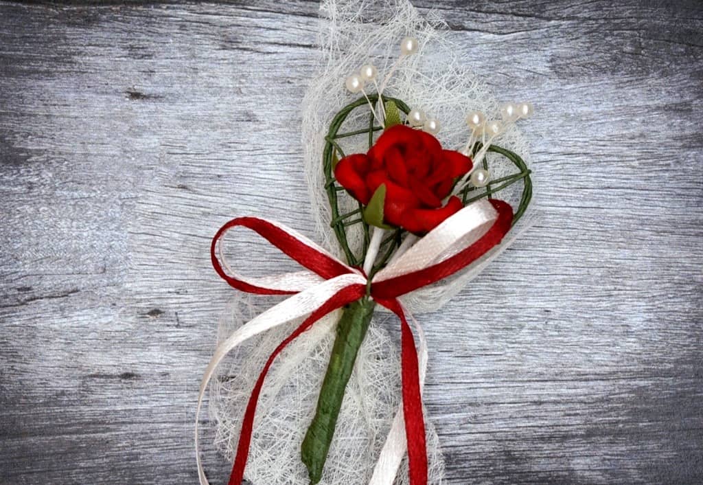 Hochzeitsanstecker - Büscherl: "Drahtherz mit roter Rose und Perlendraht" Hochzeitsanstecker - Büscherl: "Drahtherz mit roter Rose und Perlendraht". Jetzt in unserem Hochzeits Onlineshop kaufen.