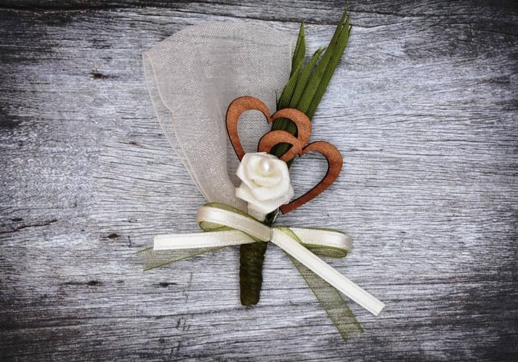 Hochzeitsanstecker - Büscherl: "Doppelherz aus Holz mit Rose in Weiß und Gras" Hochzeitsanstecker - Büscherl: "Doppelherz aus Holz mit Rose in Weiß und Gras". Jetzt in unserem Hochzeits Onlineshop kaufen.