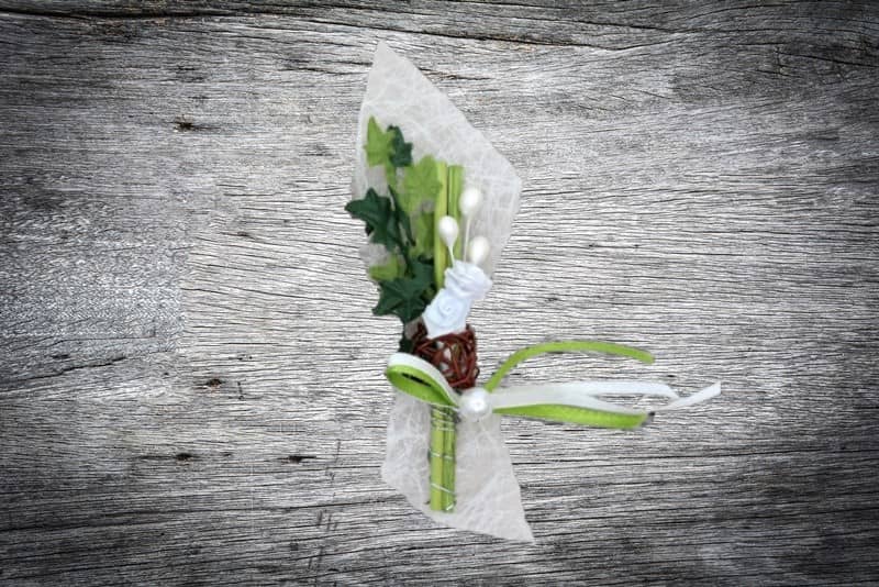 Hochzeitsanstecker / Büscherl: "Efeu mit Nestball und Rosen in Weiß" Hochzeitsanstecker / Büscherl: "Efeu mit Nestball und Rosen in Weiß". Jetzt in unserem Geschenke Onlineshop kaufen.