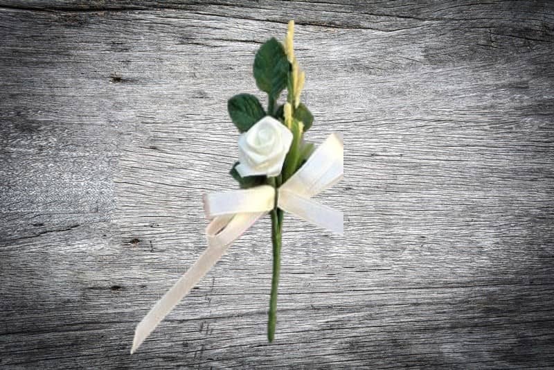 Hochzeitsanstecker / Büscherl: "Rosenanstecker mit Schleife in champagner" Hochzeitsanstecker / Büscherl: "Rosenanstecker mit Schleife in champagner" . Jetzt in unserem Geschenke Onlineshop kaufen.