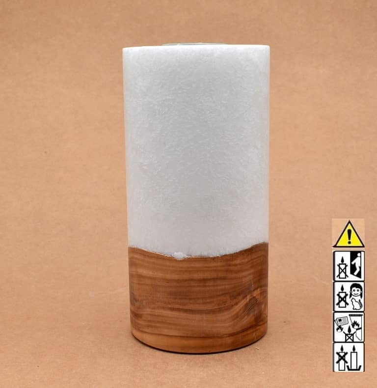 Stumpenkerze mit Holzelement aus Stearinwachs.  Jetzt in unserem Kerzen Onlineshop kaufen.