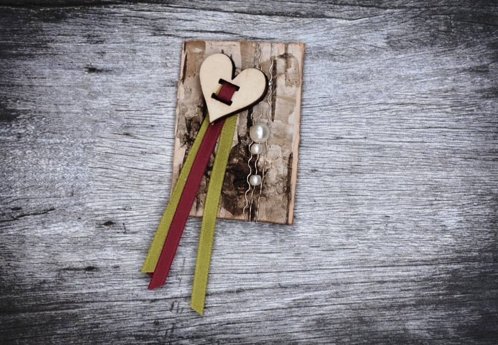 Hochzeitsanstecker - Büscherl: "Birkeplättchen mit Holzherz und Perlen" Hochzeitsanstecker - Büscherl: "Birkeplättchen mit Holzherz und Perlen". Jetzt in unserem Hochzeits Onlineshop kaufen.