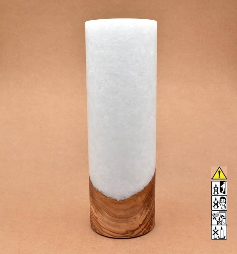 Stumpenkerze mit Holzelement aus Stearinwachs.  Jetzt in unserem Kerzen Onlineshop kaufen.