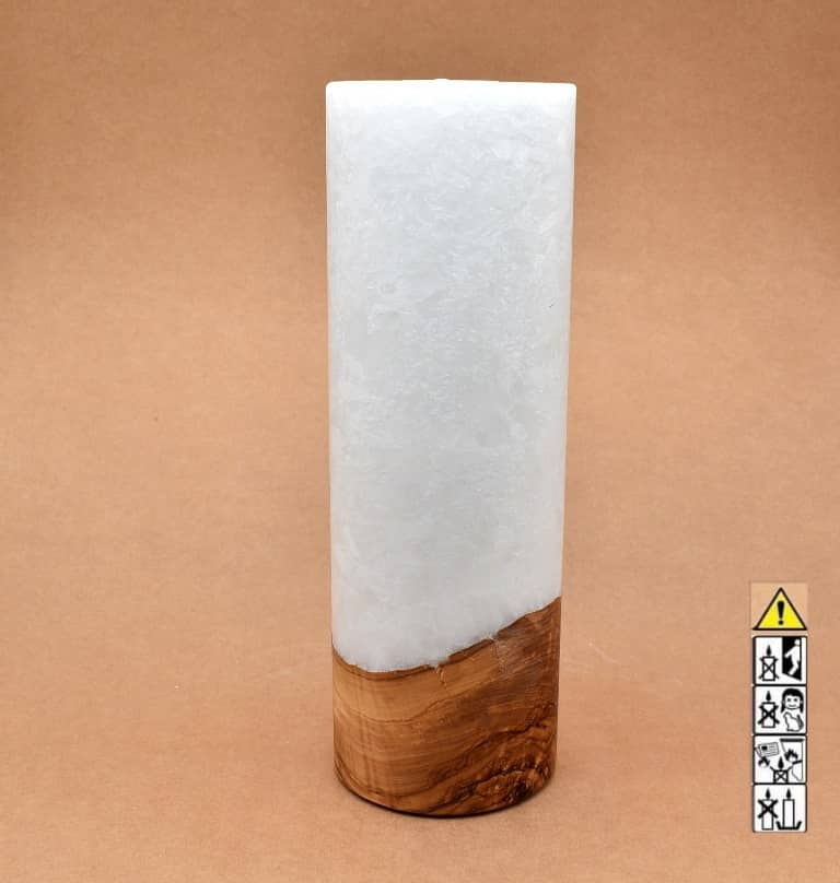 Stumpenkerze mit Holzelement aus Stearinwachs.  Jetzt in unserem Kerzen Onlineshop kaufen.