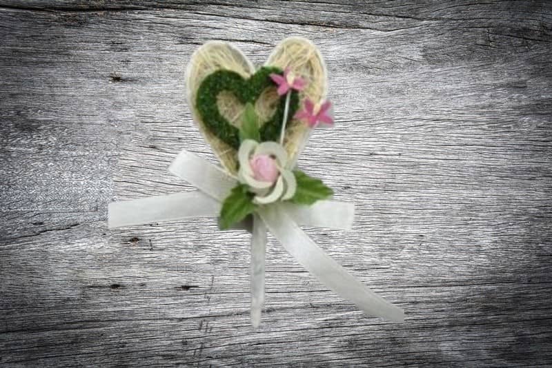 Hochzeitsanstecker / Büscherl: "Sisalherz mit Moosherz und Blume in champagner-rosa" Hochzeitsanstecker / Büscherl: "Sisalherz mit Moosherz und Blume in champagner-rosa". Jetzt in unserem Geschenke Onlineshop kaufen.