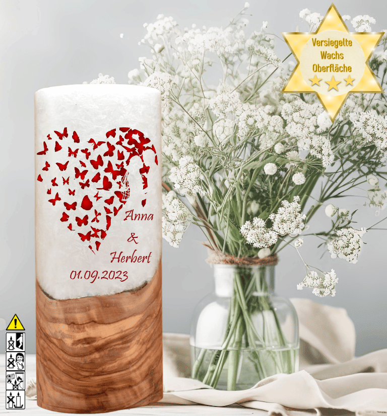 Hochzeitskerze mit Holzelement. Motiv: Brautpaar im Herz Hochzeitskerze mit Holzelement. Motiv: Brautpaar im Herz günstig in unserem Onlineshop kaufen. Personalisierte Hochzeitskerze online kaufen