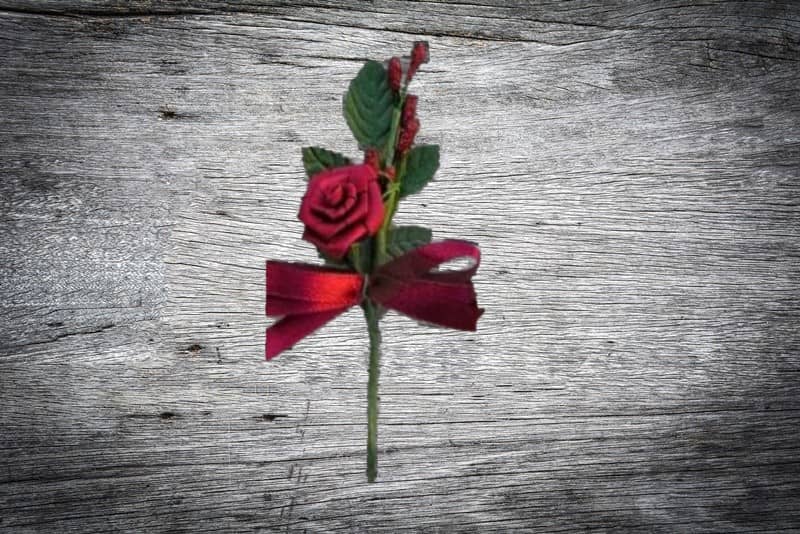 Hochzeitsanstecker / Büscherl: "Rosenanstecker mit Schleife in weinrot" Hochzeitsanstecker / Büscherl: "Rosenanstecker mit Schleife in weinrot" . Jetzt in unserem Geschenke Onlineshop kaufen.
