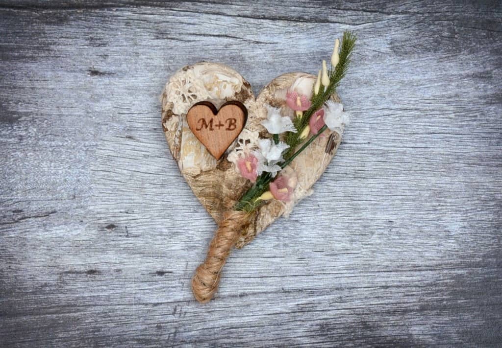 Hochzeitsanstecker - Büscherl: "Birkenherz mit Erikablüte und Holzherz mit Spitze" Hochzeitsanstecker - Büscherl: "Birkenherz mit Erikablüte und Holzherz mit Spitze". Jetzt in unserem Hochzeits Onlineshop kaufen.