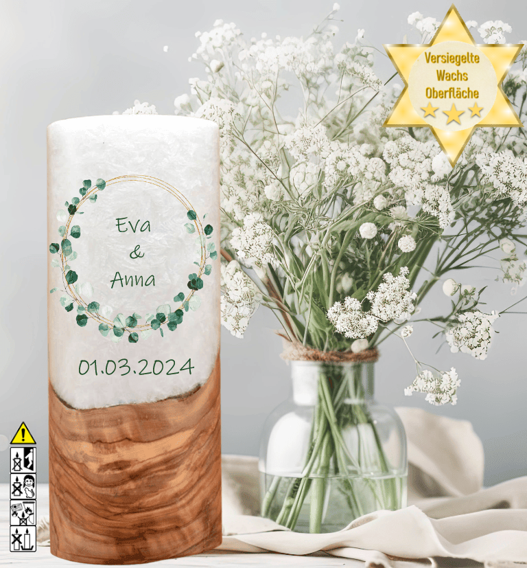 Hochzeitskerze mit Holzelement. Motiv: Eukalyptus Ring gold Hochzeitskerze mit Holzelement. Motiv: Eukalyptus Ring gold günstig in unserem Onlineshop kaufen. Personalisierte Hochzeitskerze online kaufen