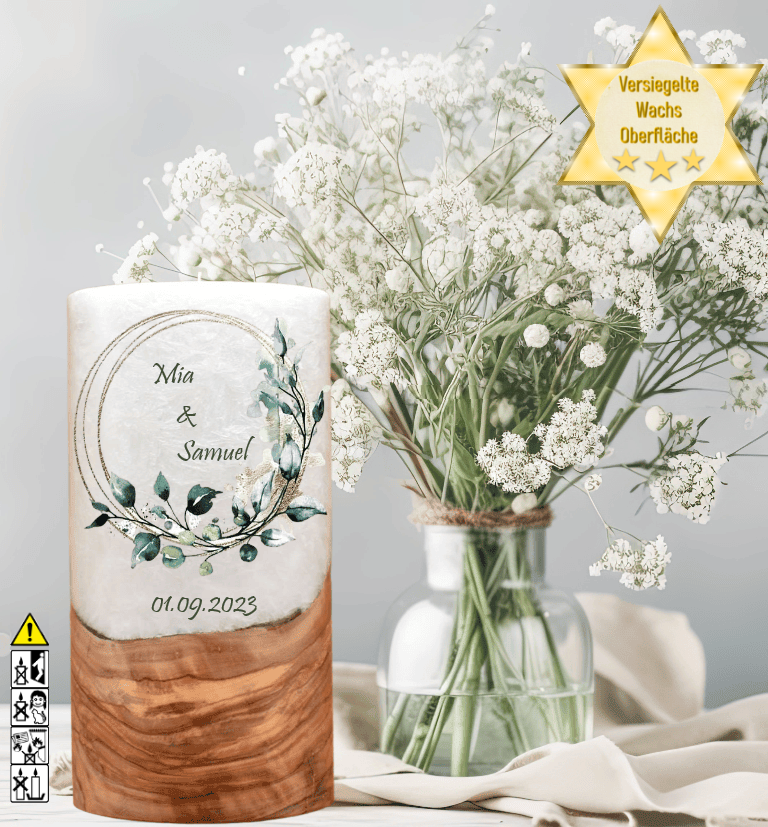 Hochzeitskerze mit Holzelement. Motiv: Eukalyptus Kranz Hochzeitskerze mit Holzelement. Motiv: Eukalyptus Kranz gold günstig in unserem Onlineshop kaufen. Personalisierte Hochzeitskerze online kaufen