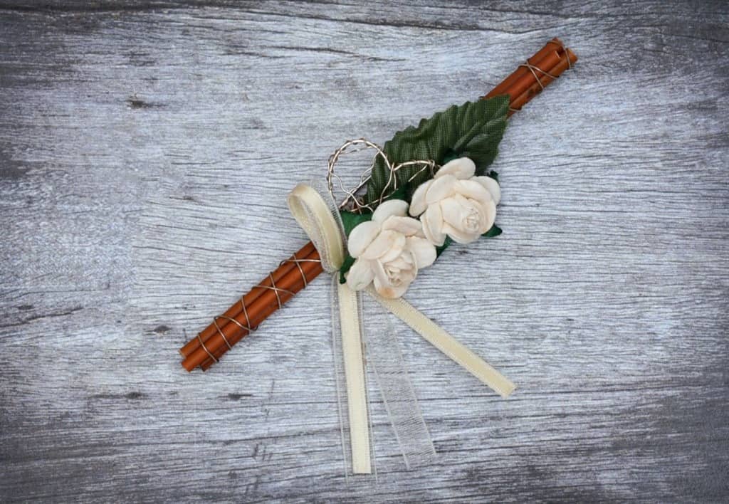 Hochzeitsanstecker - Büscherl: "Stäbe Natur mit Blüten, Rosenlaub und Drahtherz in Silber" Hochzeitsanstecker - Büscherl: "Stäbe Natur mit Blüten, Rosenlaub und Drahtherz in Silber". Jetzt in unserem Hochzeits Onlineshop kaufen.