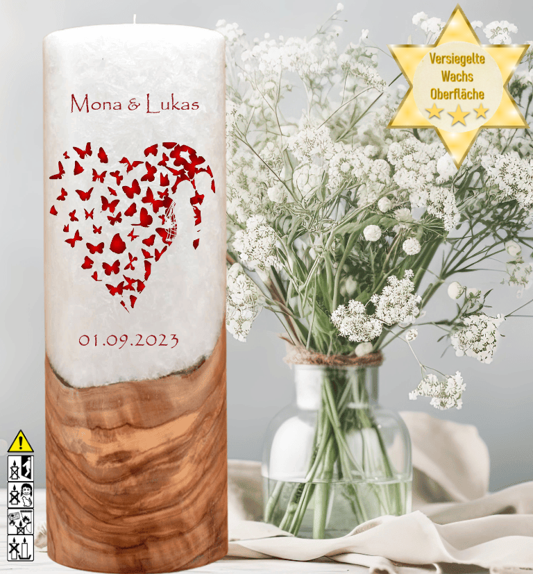 Hochzeitskerze mit Holzelement. Motiv: Brautpaar im Herz Hochzeitskerze mit Holzelement. Motiv: Brautpaar im Herz günstig in unserem Onlineshop kaufen. Personalisierte Hochzeitskerze online kaufen