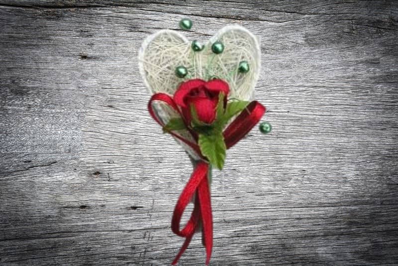 Hochzeitsanstecker / Büscherl: "Sisalherz in Weiß mit roter Rose". Jetzt in unserem Geschenke Onlineshop kaufen.