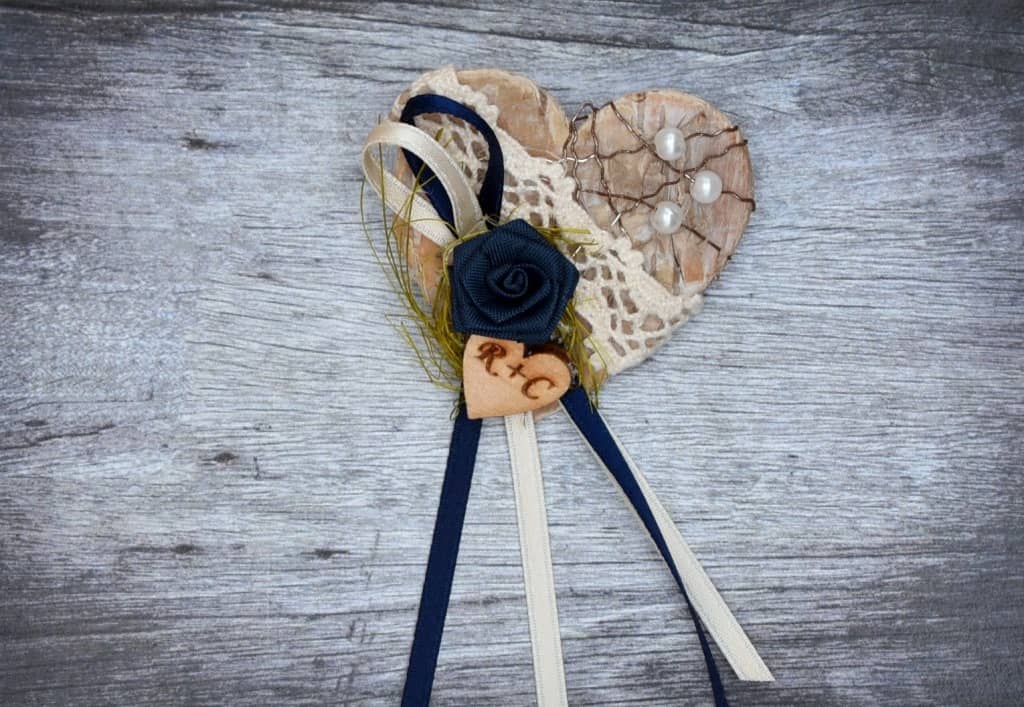 Hochzeitsanstecker - Büscherl: "Birkenherz mit blauer Rose und Holzherz mit Spitze" Hochzeitsanstecker - Büscherl: "Birkenherz mit blauer Rose und Holzherz mit Spitze". Jetzt in unserem Hochzeits Onlineshop kaufen.