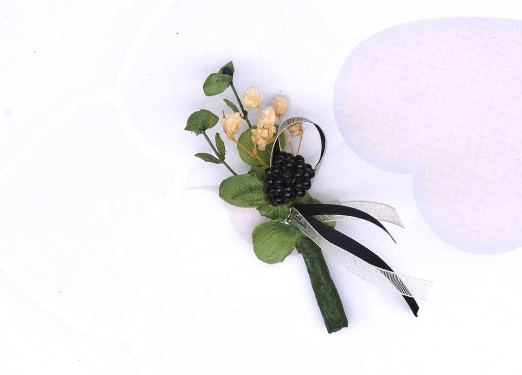 Hochzeitsanstecker - Büscherl: "Eucalyptus mit Beeren und Bändern"