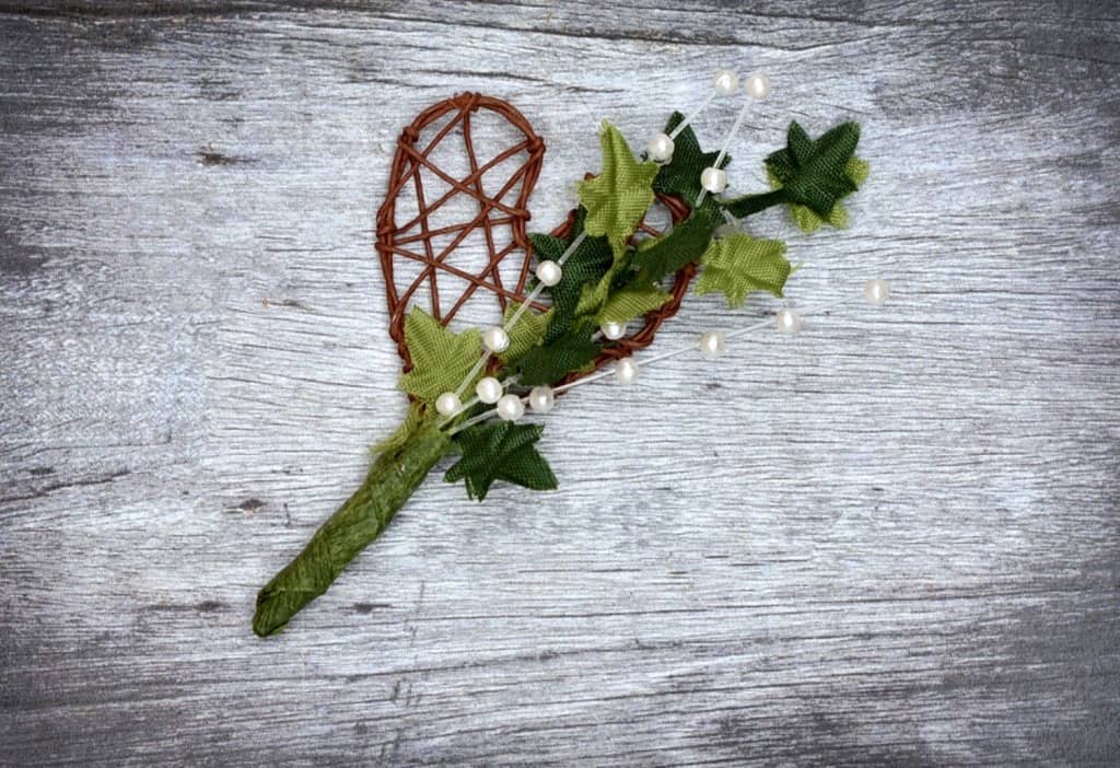 Hochzeitsanstecker - Büscherl: "Nest-Herz mit Efeu und Perlendraht" Hochzeitsanstecker - Büscherl: "Nest-Herz mit Efeu und Perlendraht". Jetzt in unserem Hochzeits Onlineshop kaufen.