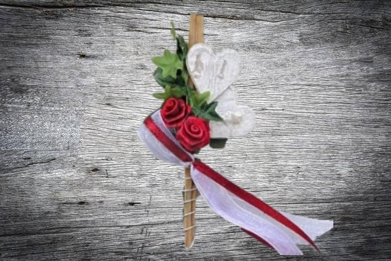 Hochzeitsanstecker / Büscherl: "Doppelherz mit Efeu und Dior Rosen in weinrot" Hochzeitsanstecker / Büscherl: "Doppelherz mit Efeu und Dior Rosen in weinrot". Jetzt in unserem Geschenke Onlineshop kaufen.