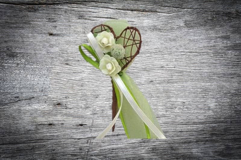 Hochzeitsanstecker / Büscherl: "Nestherz mit Blüten in champagner" Hochzeitsanstecker / Büscherl: "Nestherz mit Blüten in champagner". Jetzt in unserem Geschenke Onlineshop kaufen.
